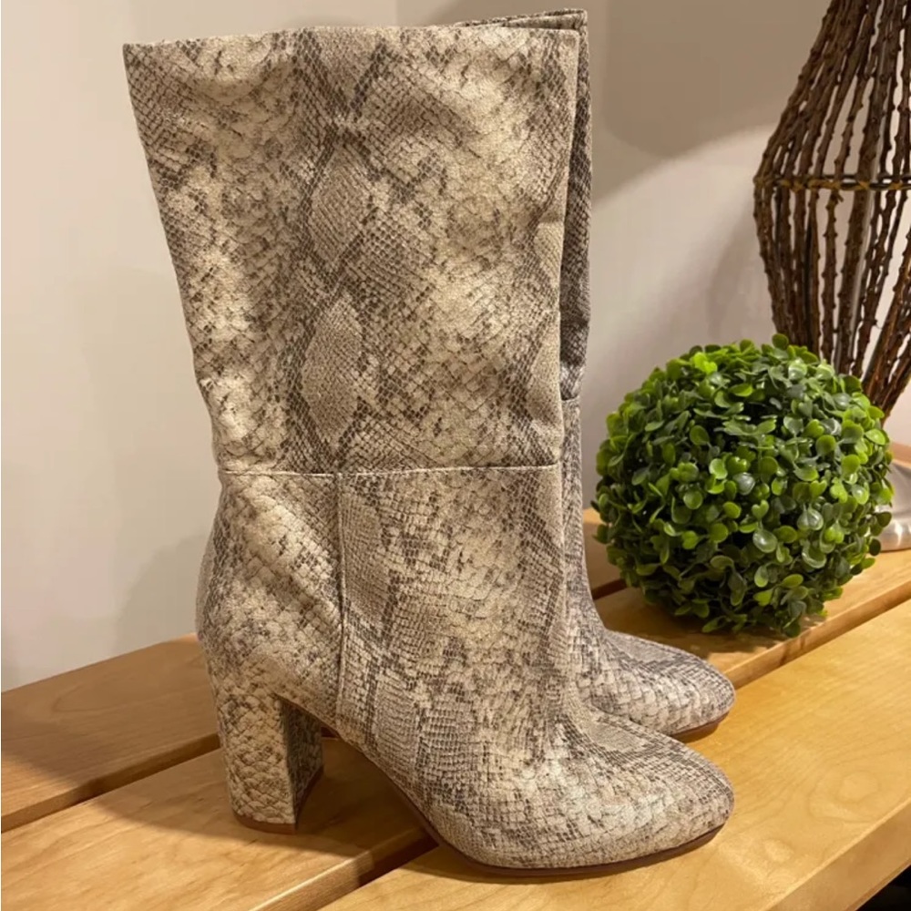 #023 CHINESE LAUNDRY BOOTS NWT